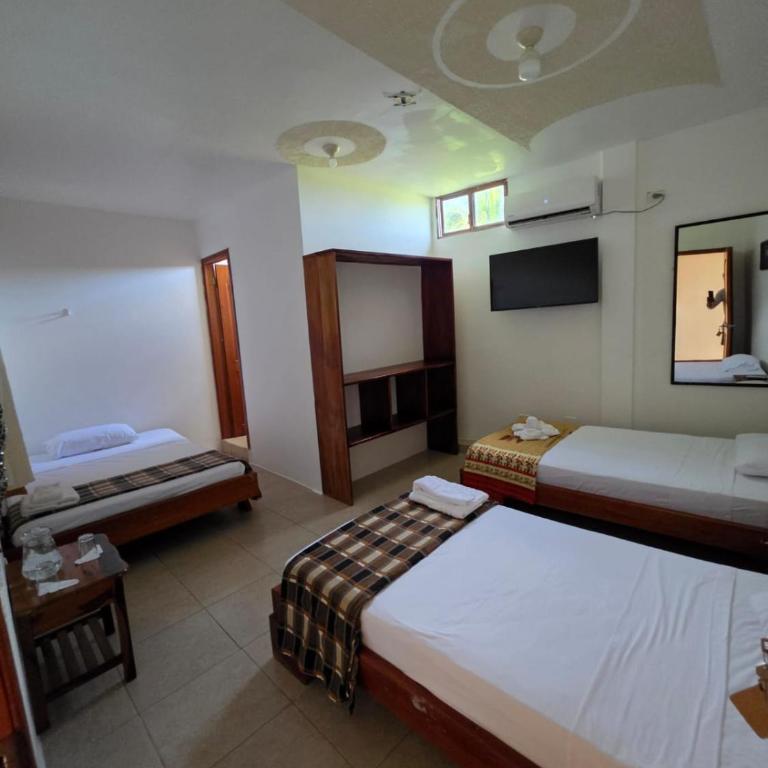 Hostal El Pinzón - Standard Quadruple Room - 1