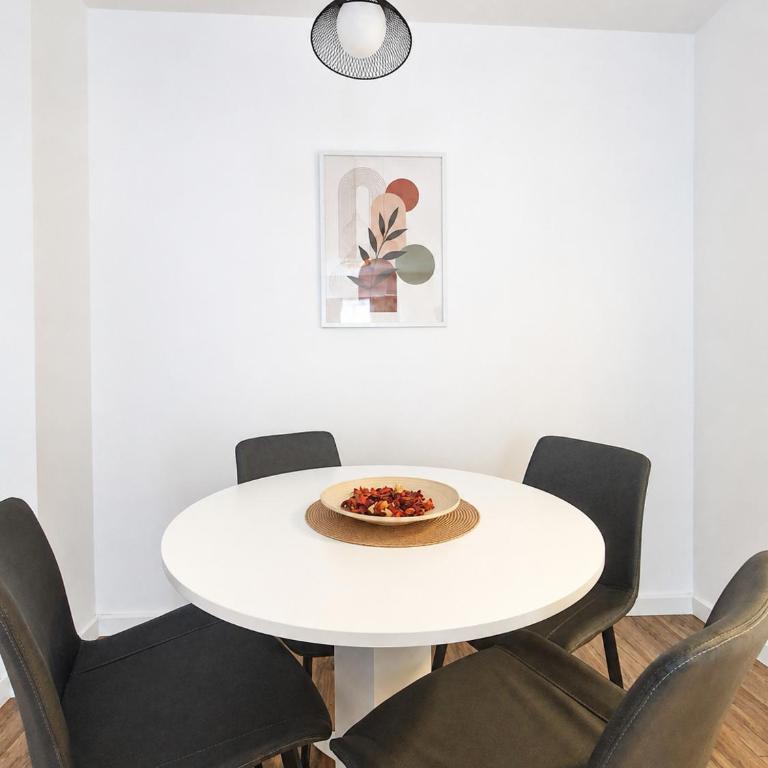 Tango Apartment Sarajevo - City Retreat - Two-Bedroom Apartment with Balcony - 2