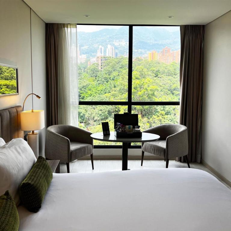 York Medellin, Curio Collection by Hilton - King Room - 6