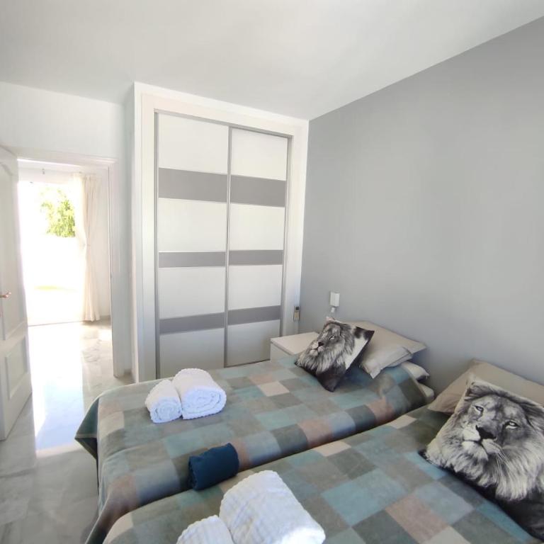 Stylish 4 bedroom Villa with private pool - Villa - 24