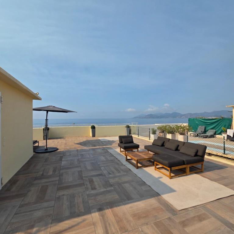 Penthouse apartment with roof terrace by the beach - Appartement - 67
