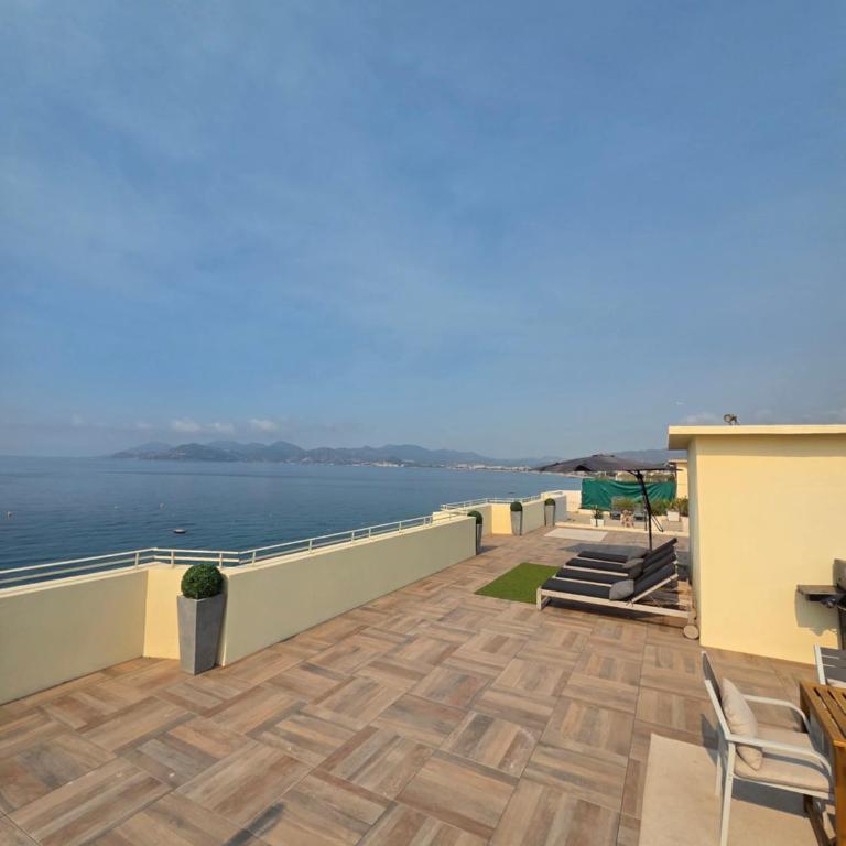 Penthouse apartment with roof terrace by the beach - Appartement - 70