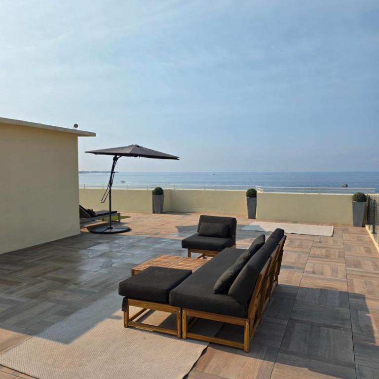 Penthouse apartment with roof terrace by the beach - Appartement - 72