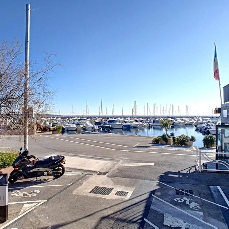 AGENCE HENRI CAMILLE- Le Cap-2 chambres avec clim - terrasse vue mer - Appartement - 9