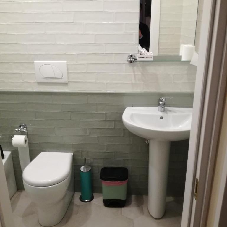 1CAVOUR PALACE in BOLOGNA City Center - Rooms and Suites - Camera Tripla con Bagno Privato - 1
