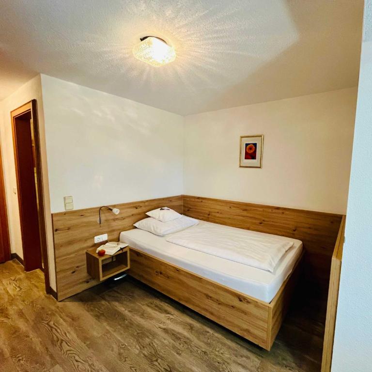 Gästehaus Huber - Hotel Garni - Einzelzimmer mit Balkon - 1