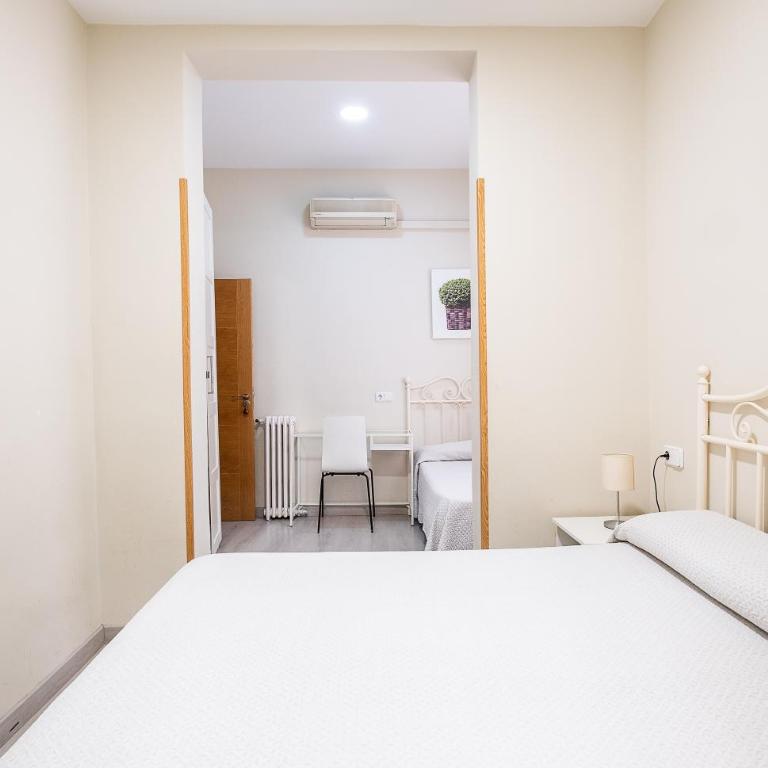 Hostal El Pilar - Dreibettzimmer - 15