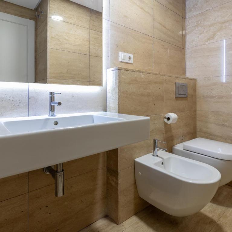 ApartUP Colon Attic Center - Appartamento con 2 Camere da Letto e Terrazza - 31