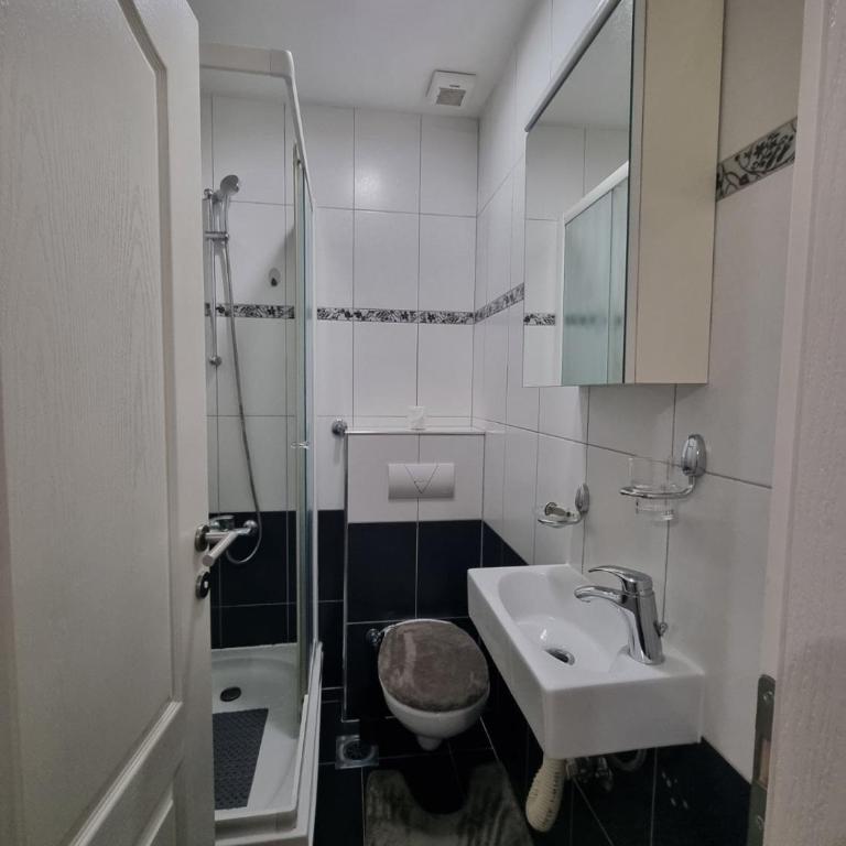Skyline Retreat Sarajevo Modern View Apartment - Two-Bedroom Apartment - 7