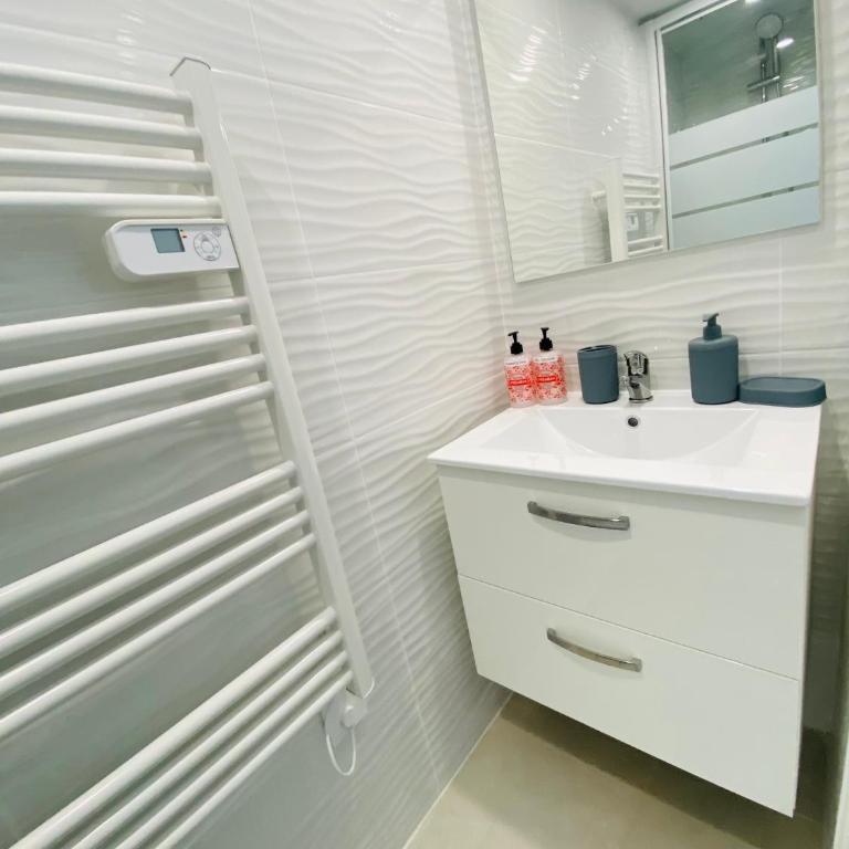 Plage et centre ville à pied, la maison de la Pinède et la Pinasse sont climatisées avec ménage, draps et serviettes inclus - Casa con 1 dormitorio - 9