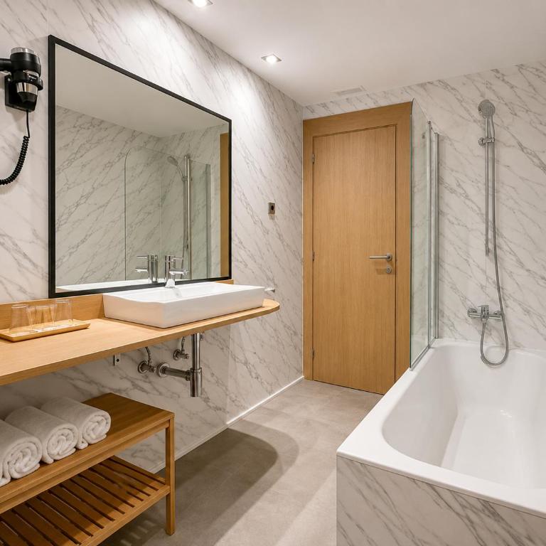 Hotel Lauria - Habitación Doble Deluxe (2 adultos + 1 niño) - 6