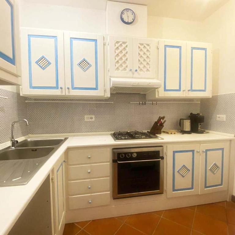 LaureLiving Holiday Home Residenza Agata - Appartamento con 3 Camere da Letto - 11