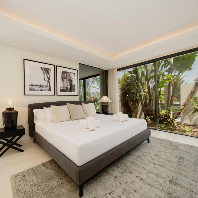Designer Villa with heated pool in Marbesa, Marbella - Villa - 32