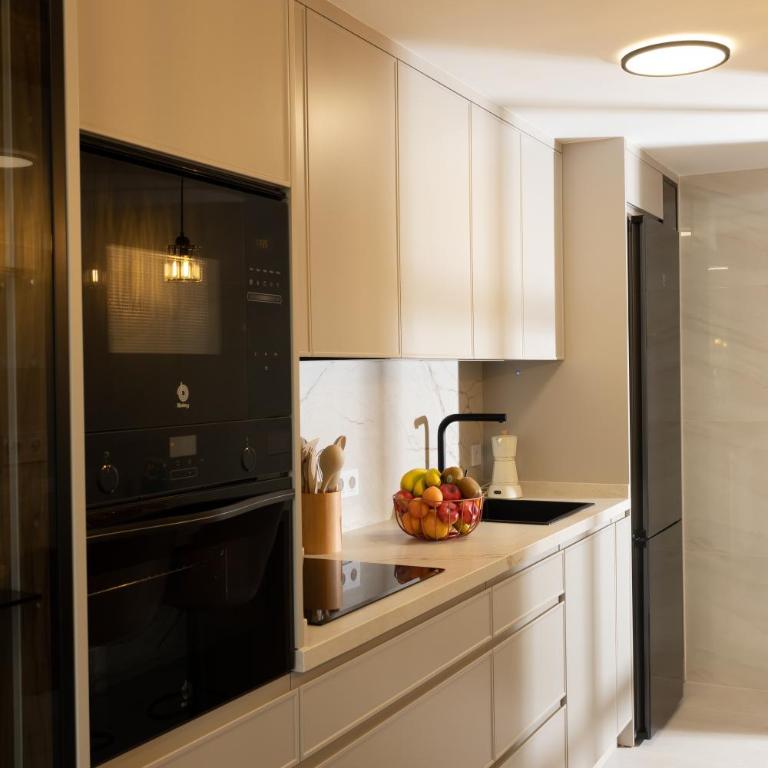 MARBELLA BANUS SUITES - Banús - Dama de Noche - Fully Renovated Designer 2BR - 2BA - Large Outdoor Terrace with Dining Area - Bright & Modern - Brand New Furniture & Appliances - S Pools - Ideal for Families - Apartamento Deluxe de 2 dormitorios con balcón - 21