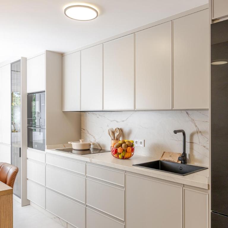 MARBELLA BANUS SUITES - Banús - Dama de Noche - Fully Renovated Designer 2BR - 2BA - Large Outdoor Terrace with Dining Area - Bright & Modern - Brand New Furniture & Appliances - S Pools - Ideal for Families - Apartamento Deluxe de 2 dormitorios con balcón - 20