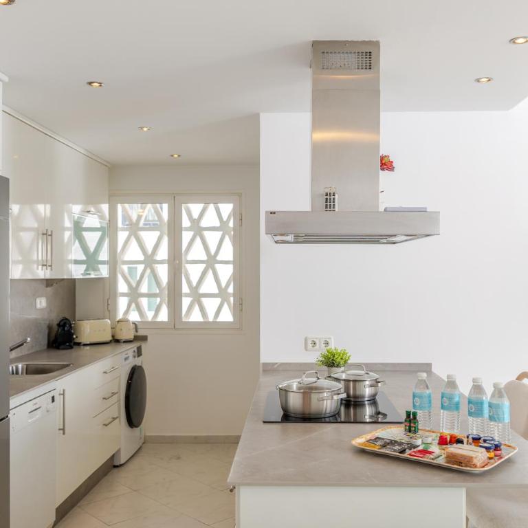 MARBELLA BANUS SUITES - Brand New Luxury Duplex - Puerto Banús Marina - 2BR - 2BA - Spectacular Mediterranean Views - Heart of Puerto Banús - Steps from El Corte Inglés Luxury Shopping - Surrounded by Restaurants & Nightlife - Apartamento de 2 dormitorios con vistas al mar - 59