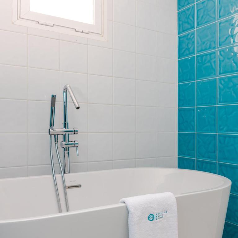 MARBELLA BANUS SUITES - Brand New Luxury Duplex - Puerto Banús Marina - 2BR - 2BA - Spectacular Mediterranean Views - Heart of Puerto Banús - Steps from El Corte Inglés Luxury Shopping - Surrounded by Restaurants & Nightlife - Apartamento de 2 dormitorios con vistas al mar - 24