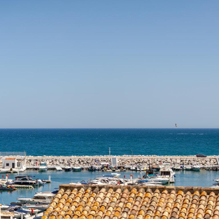 MARBELLA BANUS SUITES - Brand New Luxury Duplex - Puerto Banús Marina - 2BR - 2BA - Spectacular Mediterranean Views - Heart of Puerto Banús - Steps from El Corte Inglés Luxury Shopping - Surrounded by Restaurants & Nightlife - Apartamento de 2 dormitorios con vistas al mar - 4