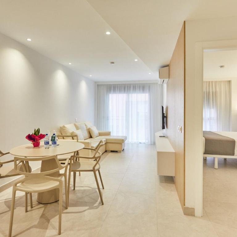 Silken Atlantis Playa - Holiday Homes - Two-Bedroom Family Apartment with Terrace - 11