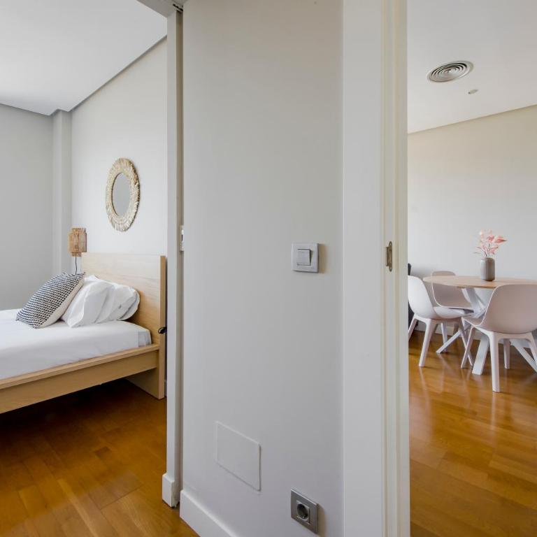 Alojamiento con parking y piscina en Sanchinarro - Deluxe Apartment mit 1 Schlafzimmer - 15