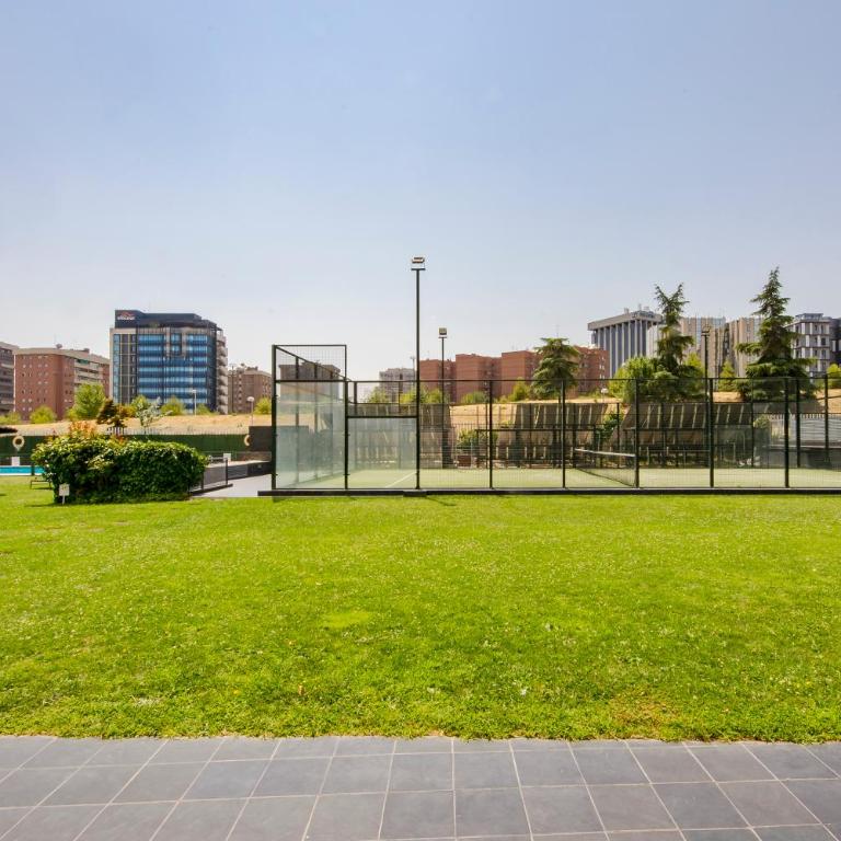 Alojamiento con parking y piscina en Sanchinarro - Deluxe Apartment mit 1 Schlafzimmer - 25