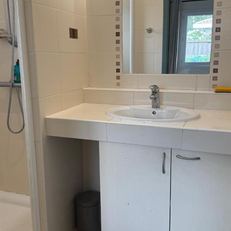 Maison entière 6 personnes, 3 lits, 2 salles de bains, parking, au calme - Villa 1 Chambre - 5