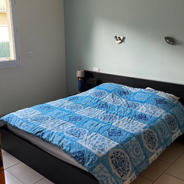 Maison entière 6 personnes, 3 lits, 2 salles de bains, parking, au calme - Villa 1 Chambre - 12