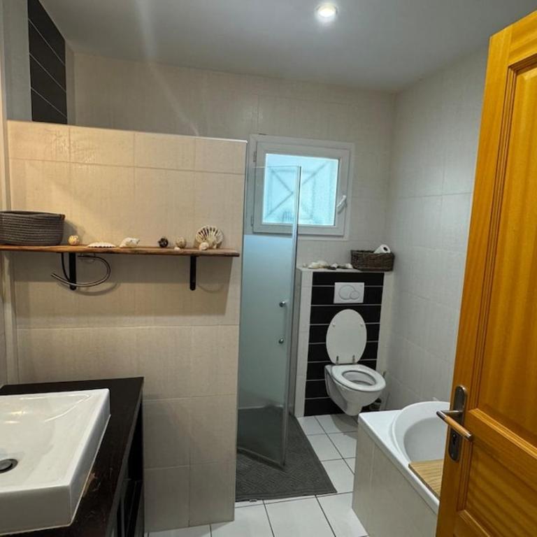 Maison entière 6 personnes, 3 lits, 2 salles de bains, parking, au calme - Villa 1 Chambre - 8