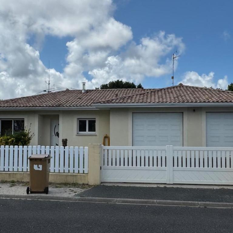Maison entière 6 personnes, 3 lits, 2 salles de bains, parking, au calme - Villa 1 Chambre - 24