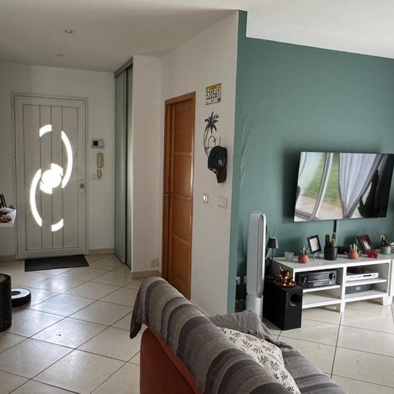 Maison entière 6 personnes, 3 lits, 2 salles de bains, parking, au calme - Villa 1 Chambre - 29