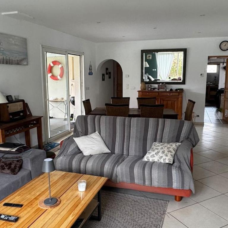 Maison entière 6 personnes, 3 lits, 2 salles de bains, parking, au calme - Villa 1 Chambre - 30