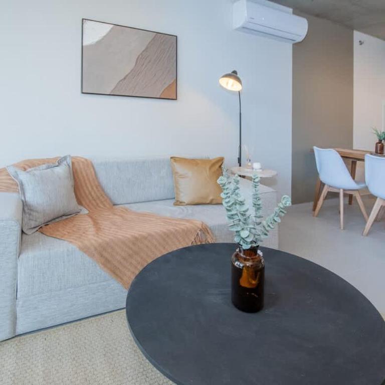 Workspace Retreat Near Malls with Pool Access - Apartment - 4