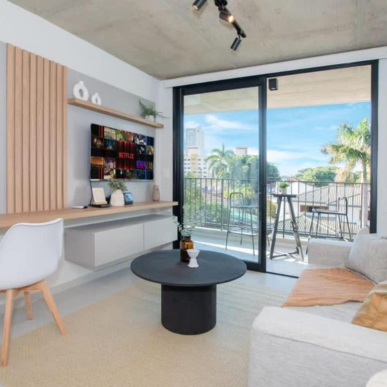 Workspace Retreat Near Malls with Pool Access - Apartment - 7