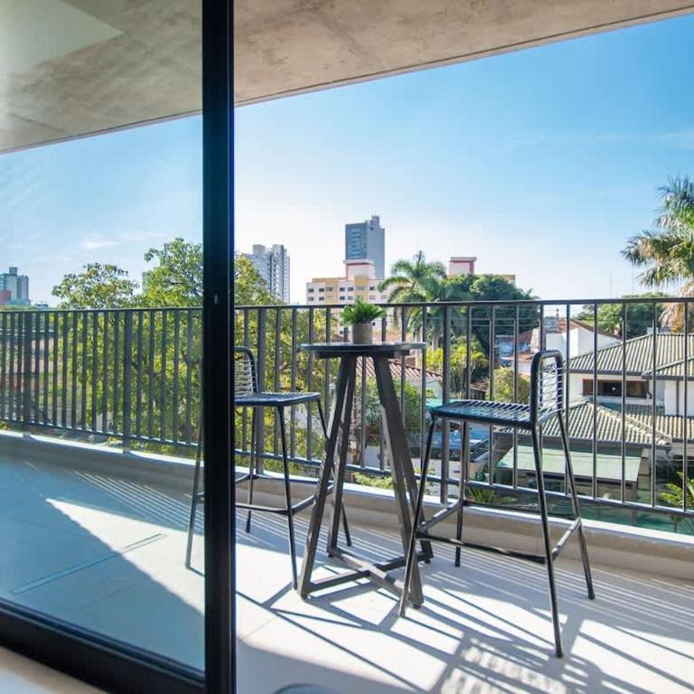 Workspace Retreat Near Malls with Pool Access - Apartment - 16