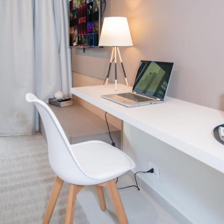 Urban Oasis Near Malls with Pool Gym and BBQ - Apartamento - 4