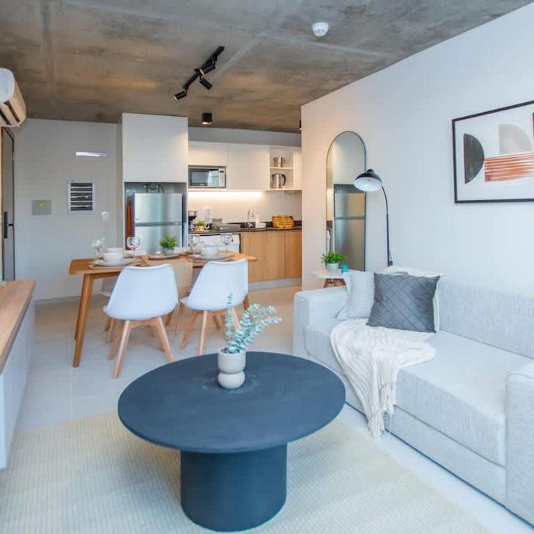 City Retreat in Best Area Pool Gym and Balcony - Apartamento - 1