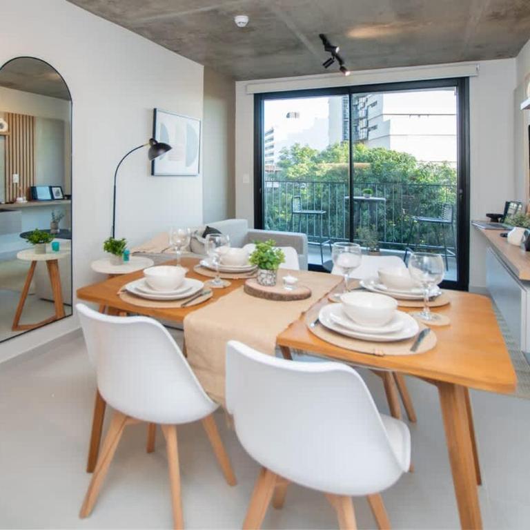 City Retreat in Best Area Pool Gym and Balcony - Apartamento - 2