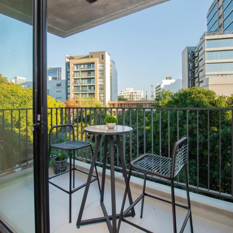 City Retreat in Best Area Pool Gym and Balcony - Apartamento - 4
