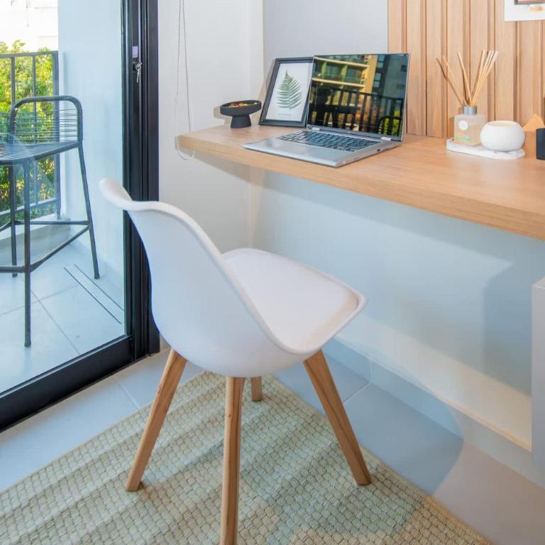 City Retreat in Best Area Pool Gym and Balcony - Apartamento - 24