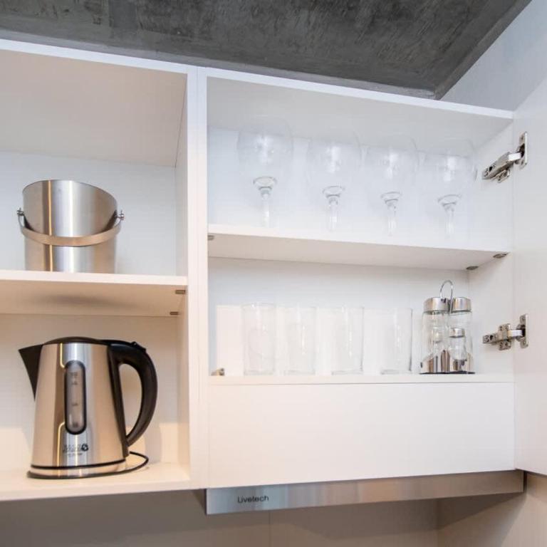 Modern Apt Near Malls with Pool Gym and Workspace - Apartamento - 24