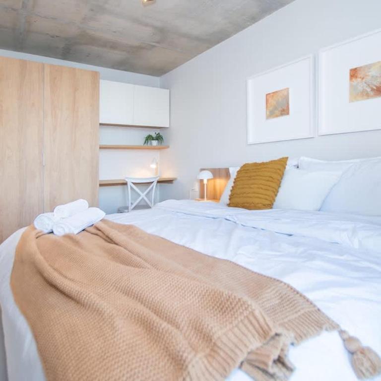 Business Gem Near Malls with Pool Gym & Fast WiFi - Apartment - 2
