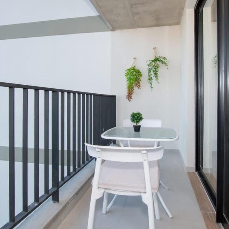 Business Gem Near Malls with Pool Gym & Fast WiFi - Apartment - 4