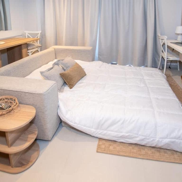 Business Gem Near Malls with Pool Gym & Fast WiFi - Apartment - 9