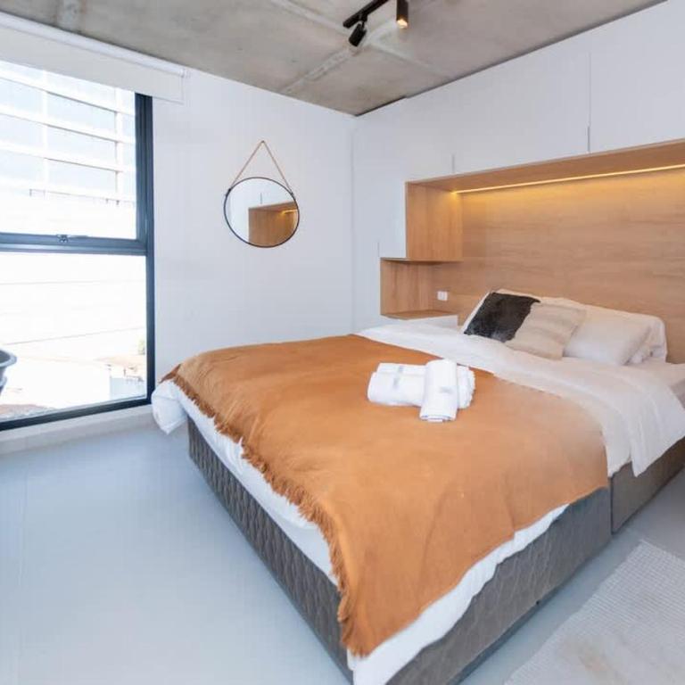 Stylish City Apartment with Balcony Pool and Gym - Apartamento - 3