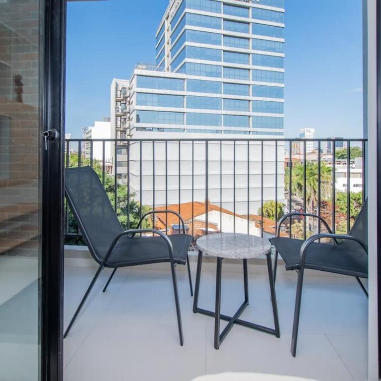 Stylish City Apartment with Balcony Pool and Gym - Apartamento - 18