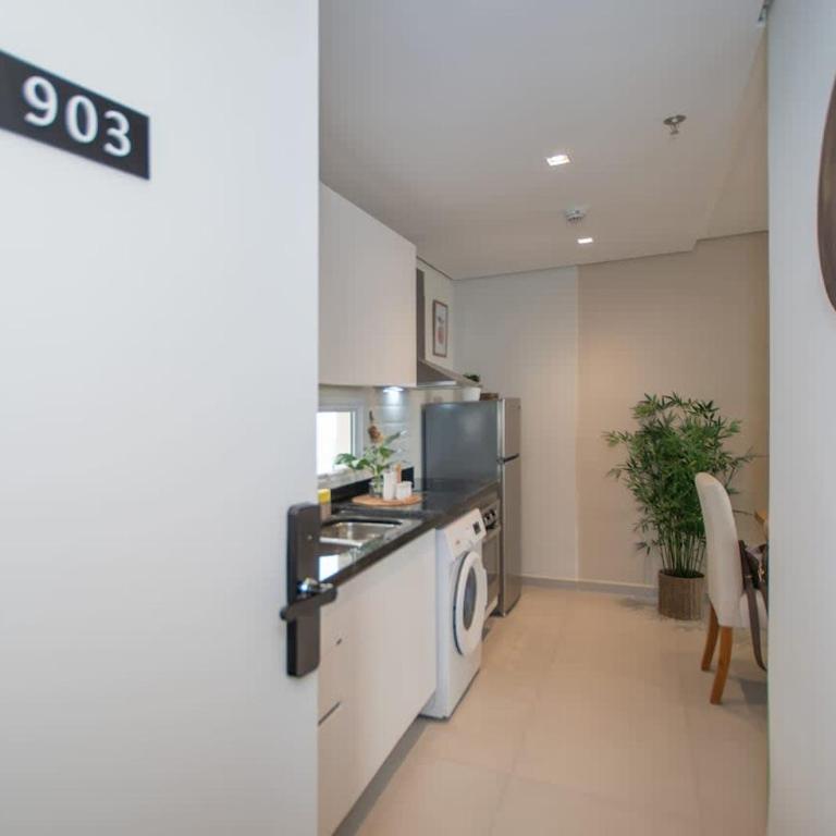 Business Apt with City Views in a Great Location - Apartment - 9