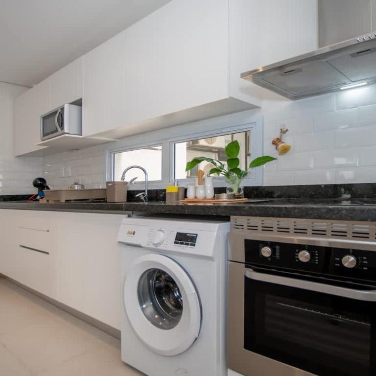 Business Apt with City Views in a Great Location - Apartment - 23