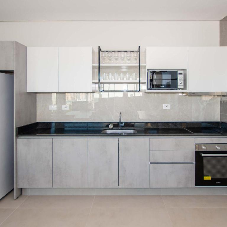 Furnished Two-Bedroom Near Restaurants and Cafes - Apartamento - 28