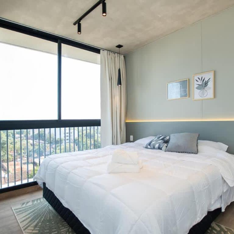 Spacious Stay with Balcony City Views & Pool BBQ - Apartment - 1