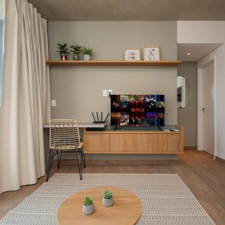 Spacious Stay with Balcony City Views & Pool BBQ - Apartment - 13